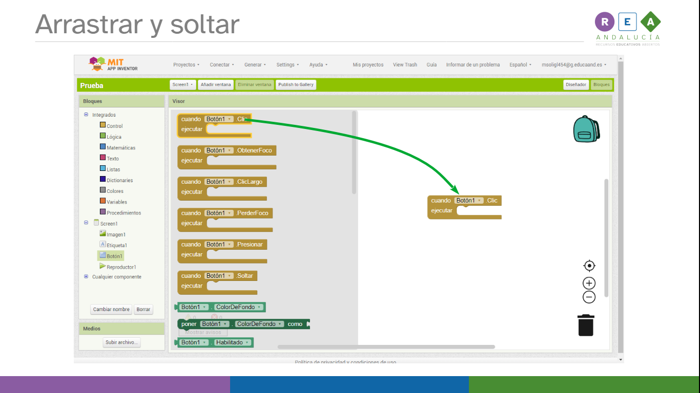 La imagen muestra la interfaz de bloques de App Inventor con la categoría de bloques del componente botón desplegada en la que se indica con una flecha verde cómo se debe arrastrar el bloque que se haya seleccionado para soltarlo en el visor
